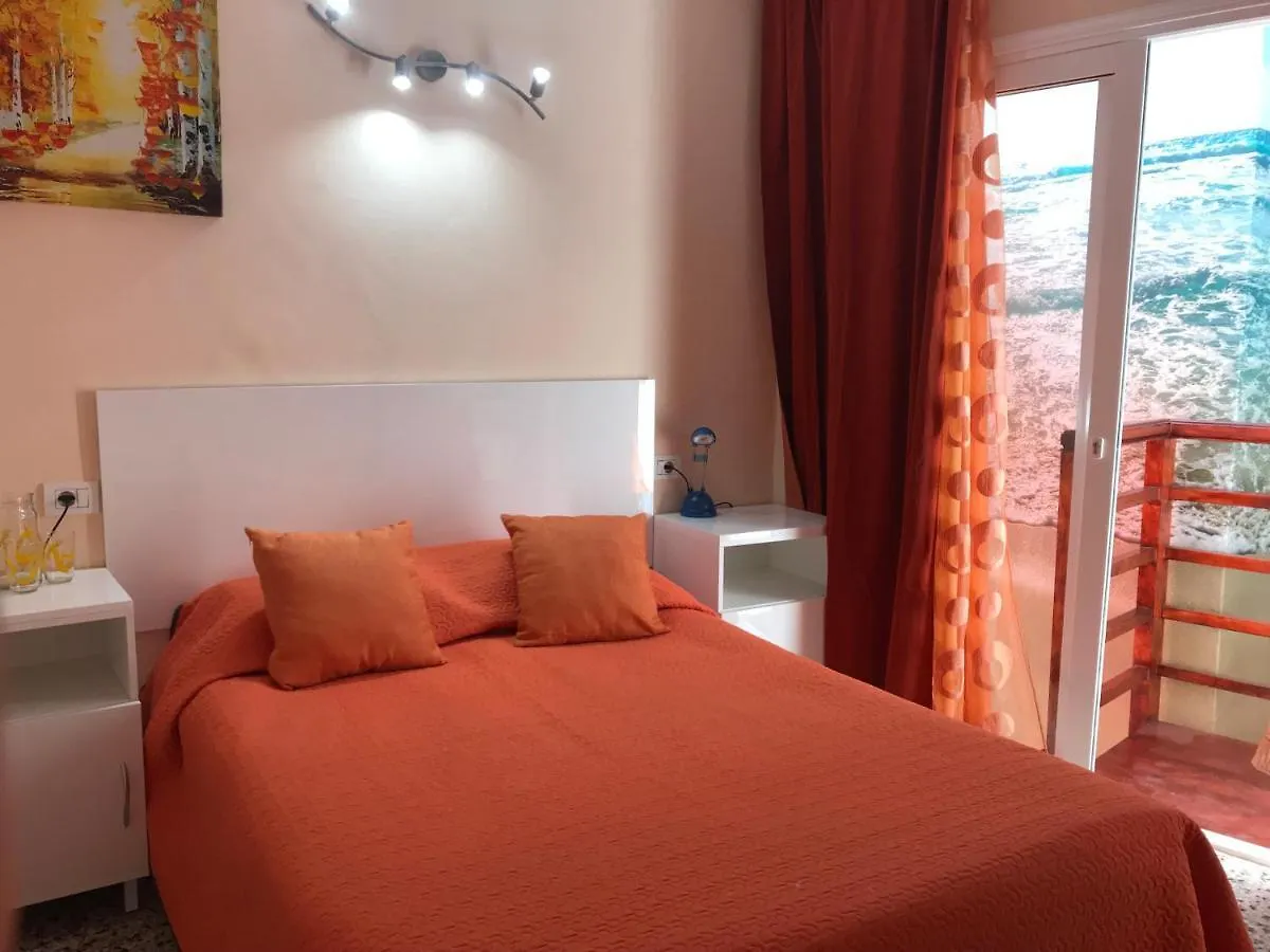 Semesterbostad House In Puerto Santiago, To The Beach 100 Meters !!! Villa Puerto de Santiago